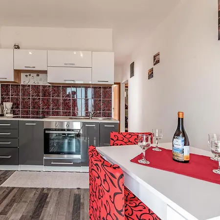 2 Bedroom Cozy Apartment In Povljana דירה