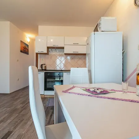 2 Bedroom Cozy Apartment In Povljana