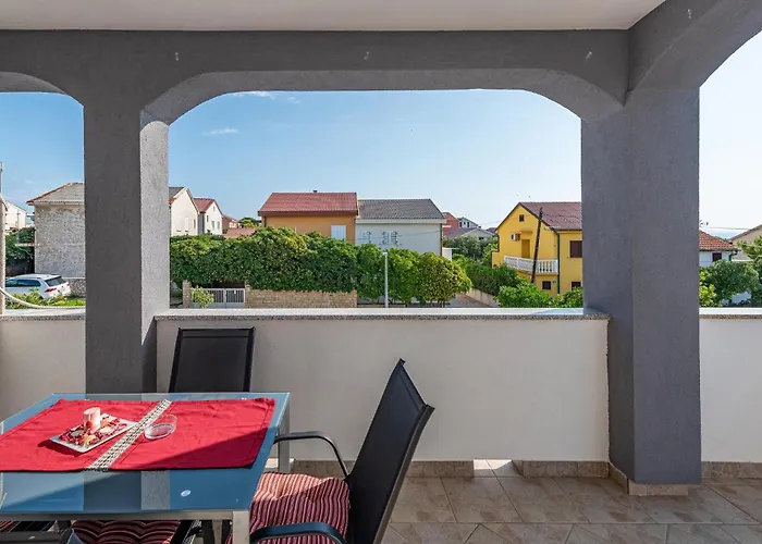 2 Bedroom Cozy Apartment In Povljana