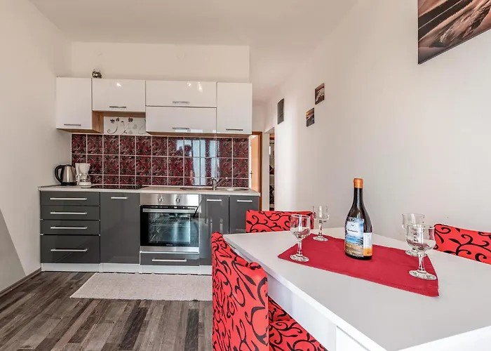 2 Bedroom Cozy Apartment In Povljana דירה