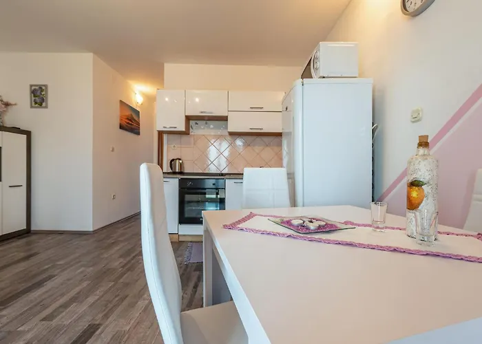 2 Bedroom Cozy Apartment In Povljana