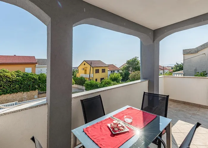 2 Bedroom Cozy Apartment In Povljana *